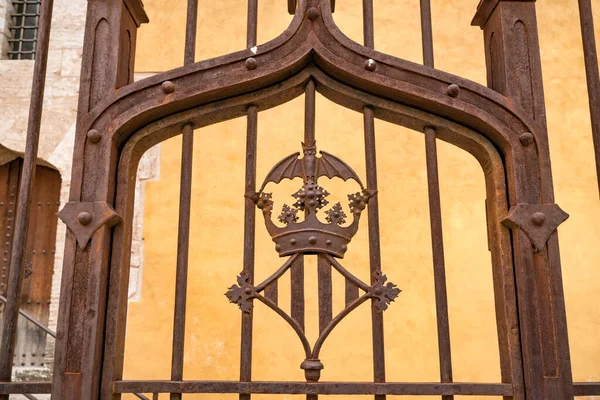 托雷斯 夸特入口门上的巴伦西亚纹章符号 王冠上的蝙蝠 Torres Quart 瓦伦西亚老城西部城门 — 图库照片