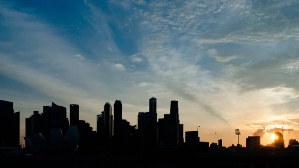 日没時のシンガポールのダウンタウンの都市スカイライン — ストック写真