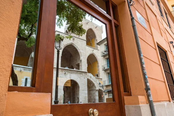 Torres Quart反映在房子入口的镜子里 — 图库照片