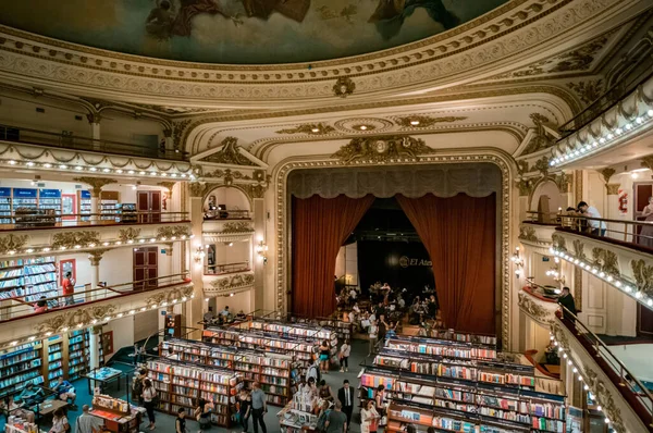 Buenos Aires, Arjantin - 1 Şubat 2018: El Athe kitapçısının içi