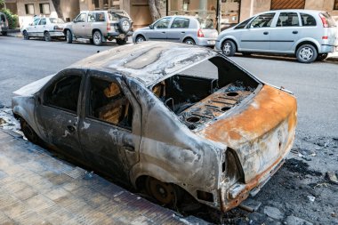 Buenos Aires, Arjantin - 22 Aralık 2017: Şehir caddesinde yanmış araba