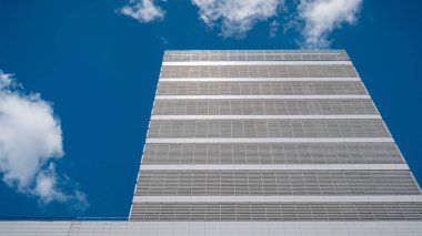 Mavi gökyüzüne karşı soyut beyaz bina cephesi