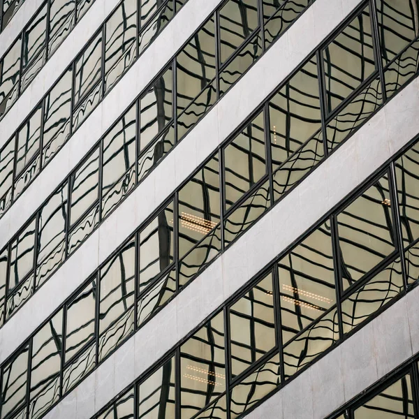 ガラスとコンクリートのモダンな建物の窓の抽象的な反射 — ストック写真