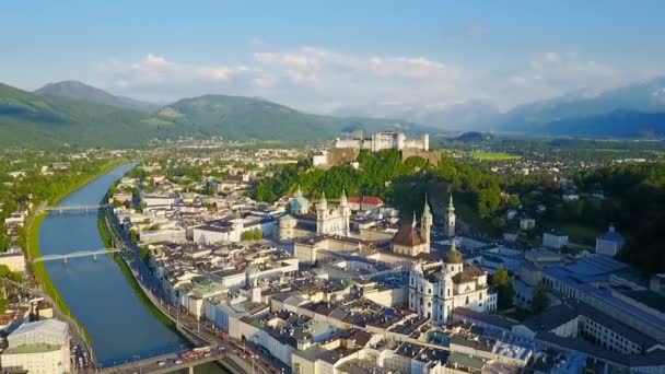 Letecký pohled na město Salzburg — Stock video