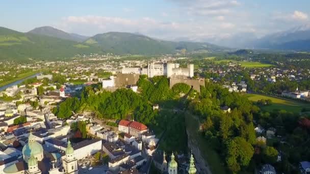 Letecký pohled na město Salzburg — Stock video