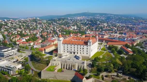 Братиславский замок с воздуха — стоковое видео