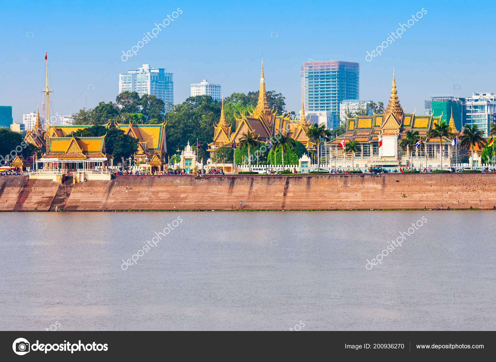 金边市的天际线和洞里萨湖金边是柬埔寨的首都和最大的城市——图库图片© saiko3p #200936270