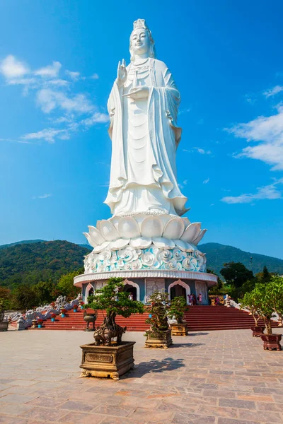 ベトナムのダナン市で Linh Ung パゴダで大仏様女性 — ストック写真