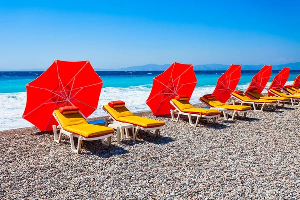 希腊罗兹岛的罗兹城市海滩上的雨伞日光浴 — 图库照片