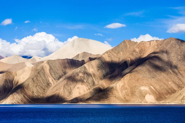 班公湖这个湖 是一个内陆盐湖在喜马拉雅山 — 图库照片