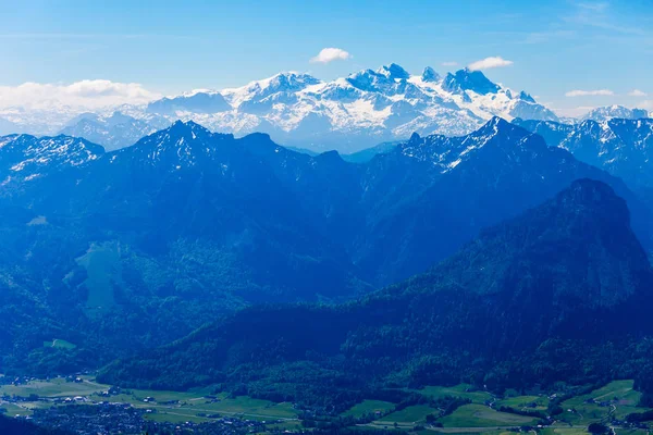 アルプス山パノラマ撮オーバーエスターライヒ州シャーフベルク山視点 ヴォルフガングの街近くのオーストリアのザルツカンマーグート地方にあるシャーフベルク山視点 — ストック写真