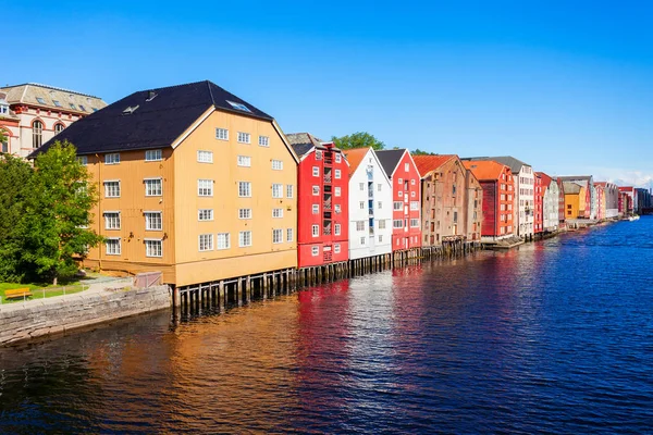 Färgglada Gamla Hus Vid Floden Nidelva Vall Centrala Trondheim Gamla — Stockfoto