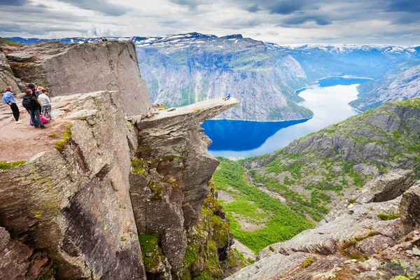 Trolltunga Troll Tongue Est Une Formation Rocheuse Dans Hardangerfjord Près — Photo