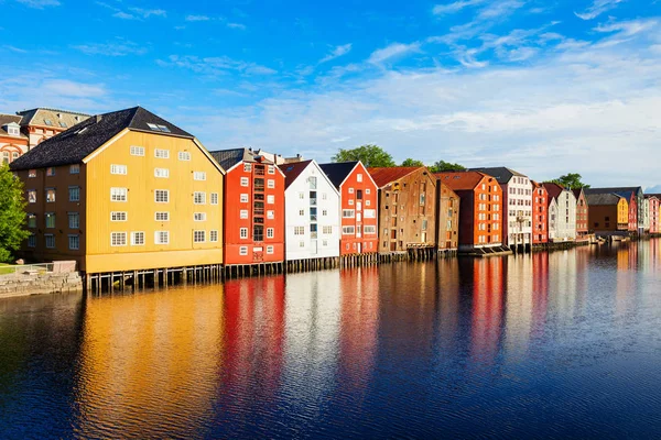 Färgglada Gamla Hus Vid Floden Nidelva Vall Centrala Trondheim Gamla — Stockfoto