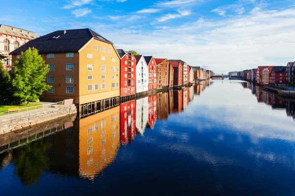 ノルウェー トロンハイム旧市街の中心部にあるNideva川堤防のカラフルな古い家 — ストック写真