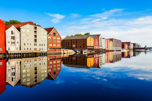 ノルウェー トロンハイム旧市街の中心部にあるNideva川堤防のカラフルな古い家 — ストック写真