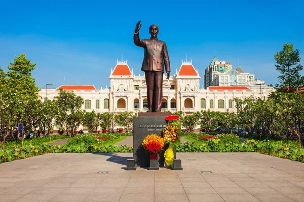 胡志明市市政厅或西贡市政厅 Hochi Minh City Hall 是位于越南胡志明市的一座具有法国殖民风格的建筑 — 图库照片