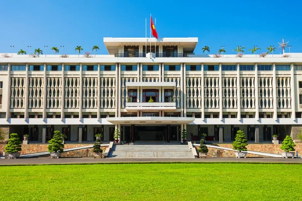 独立宮殿または統一宮殿は ベトナムのホーチミン市の主要な公共ランドマークです — ストック写真