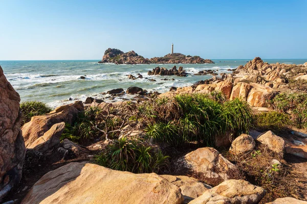 在越南梅东北或藩切市附近的灯塔和美丽的岩石 — 图库照片