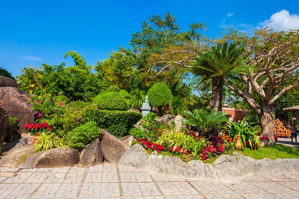 越南芽庄市附近的占庙塔 波纳加或塔普巴波纳加的花园 — 图库照片