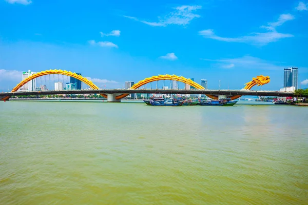 ベトナムのダナン市のハン川を通ってダナンドラゴンブリッジ — ストック写真