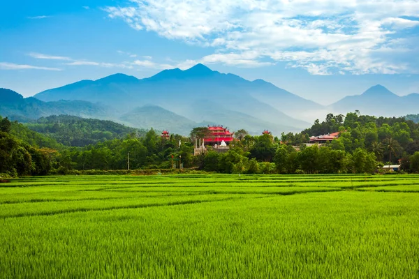 ベトナムのダナン市でハイ ヴァン チュエン近く美山の風景を渡す — ストック写真