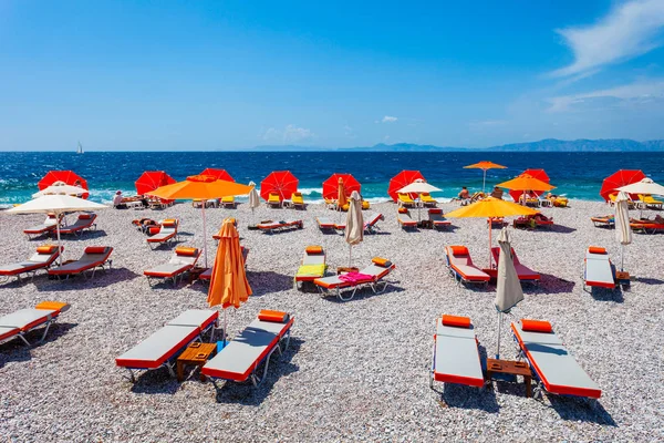 Leżaki Parasolami Plaży Miasta Rhodes Wyspie Rodos Grecji — Zdjęcie stockowe