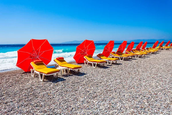 Leżaki Parasolami Plaży Miasta Rhodes Wyspie Rodos Grecji — Zdjęcie stockowe