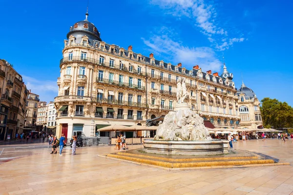 ファーヴル 南フランスのモンペリエ市のメイン広場に三美神の泉 ぼやけた顔 — ストック写真