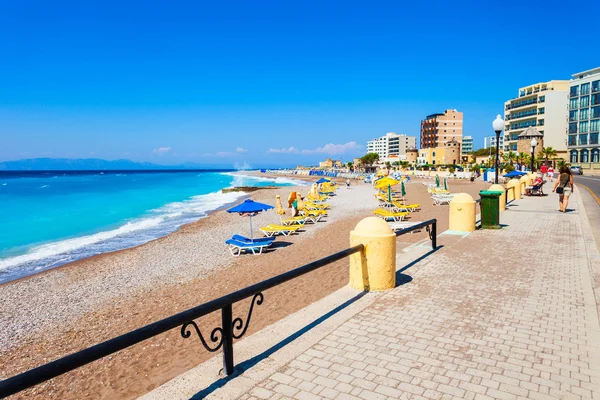 Leżaki na plaży Rodos, Grecja — Zdjęcie stockowe