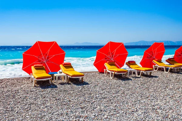 Leżaki na plaży Rodos, Grecja — Zdjęcie stockowe