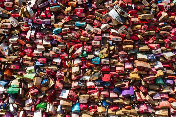 Bröllop låser på Hohenzollern överbryggar — Stockfoto