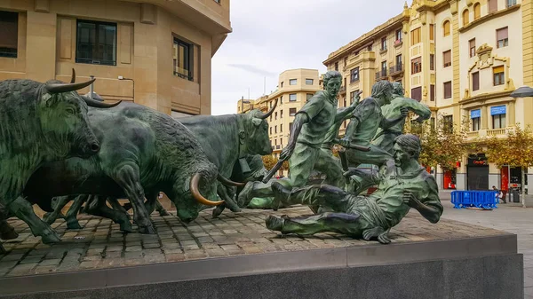 Lopende stieren monument in Pamplona — Stockfoto
