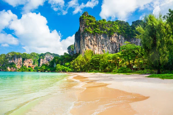 Strand mit klarem Wasser in Thailand — Stockfoto