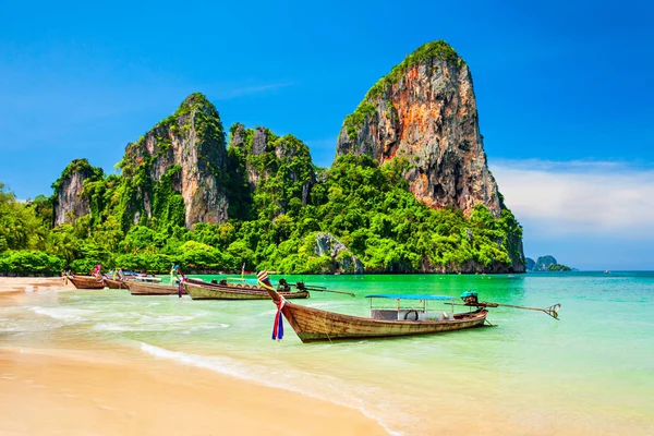 Strand mit klarem Wasser in Thailand — Stockfoto