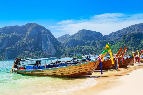 Strand mit klarem Wasser in Thailand — Stockfoto