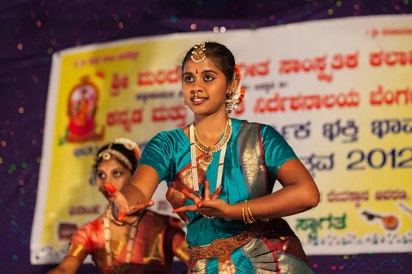 Artist performing indian dance, India — Stock Photo, Image