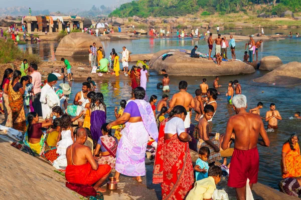 Indiani che fanno il bagno e lavano — Foto Stock