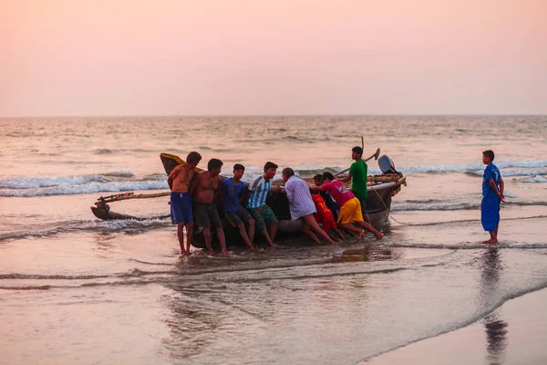 Fishermen with catch in Goa — Stock Photo, Image