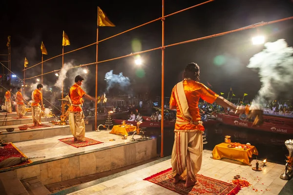 Ganga Aarti ceremonie in Varanasi — Stockfoto