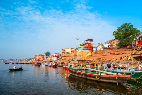 Barcos coloridos e rio Ganges — Fotografia de Stock