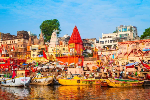 Barcos coloridos e rio Ganges — Fotografia de Stock