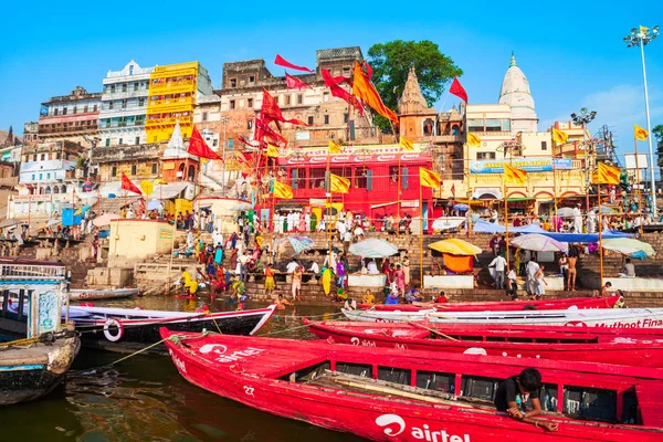Színes csónakok és Ganges folyó — Stock Fotó