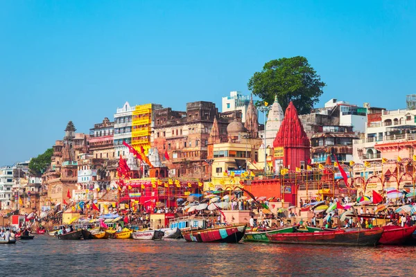 Barcos coloridos y río Ganges — Foto de Stock