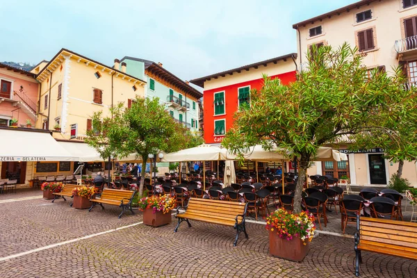 Malcesine stad vid Gardasjön — Stockfoto