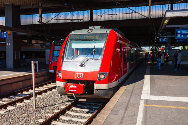 Trein bij Dusseldorf Railway Station — Stockfoto