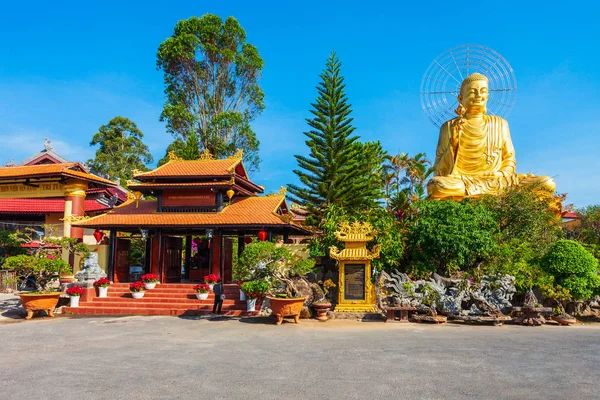 Socha zlatého Buddhy v Dalat — Stock fotografie