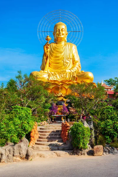 Gouden Boeddha standbeeld in Dalat — Stockfoto