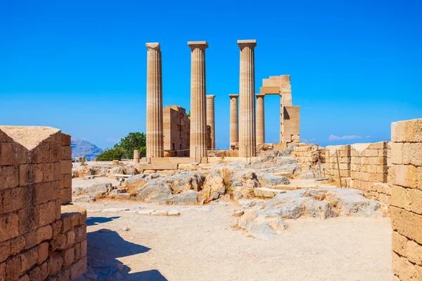 Lindos Acropolis en strand, Rhodos — Stockfoto