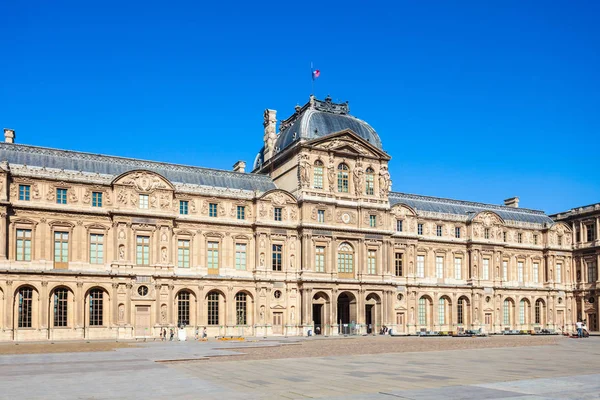 A párizsi Louvre Múzeumában — Stock Fotó